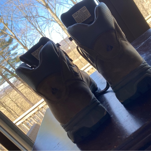 Vasque Gortex Waterproof Hikers - Picture 2 of 5